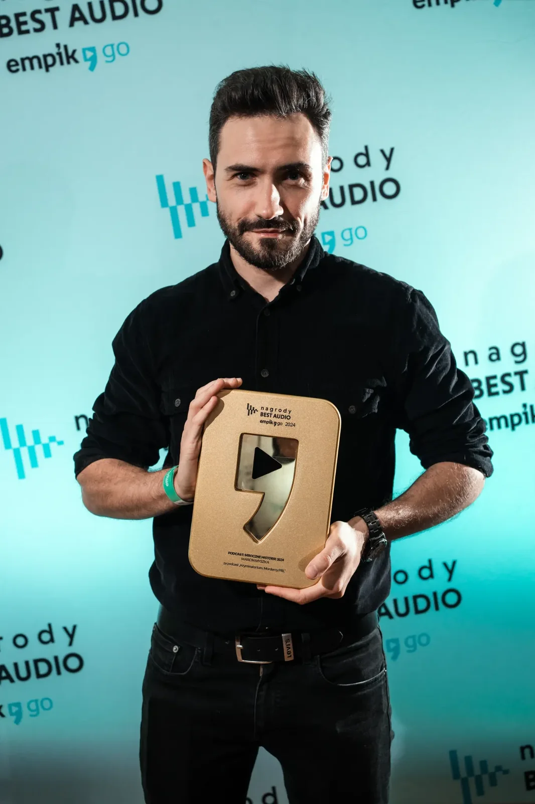 Marcin Myszka prezentuje nagrodę Best Audio Empik Go 2024