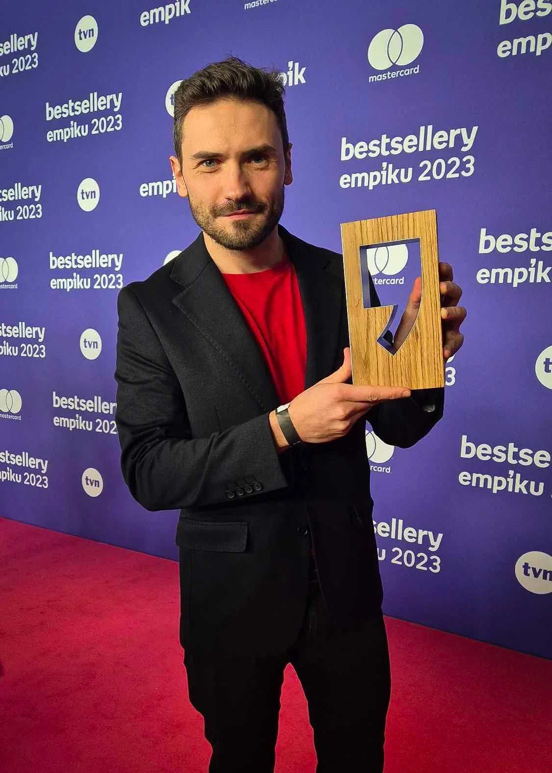 Marcin Myszka z nagrodą Bestseller Empiku 2023 na czerwonym dywanie