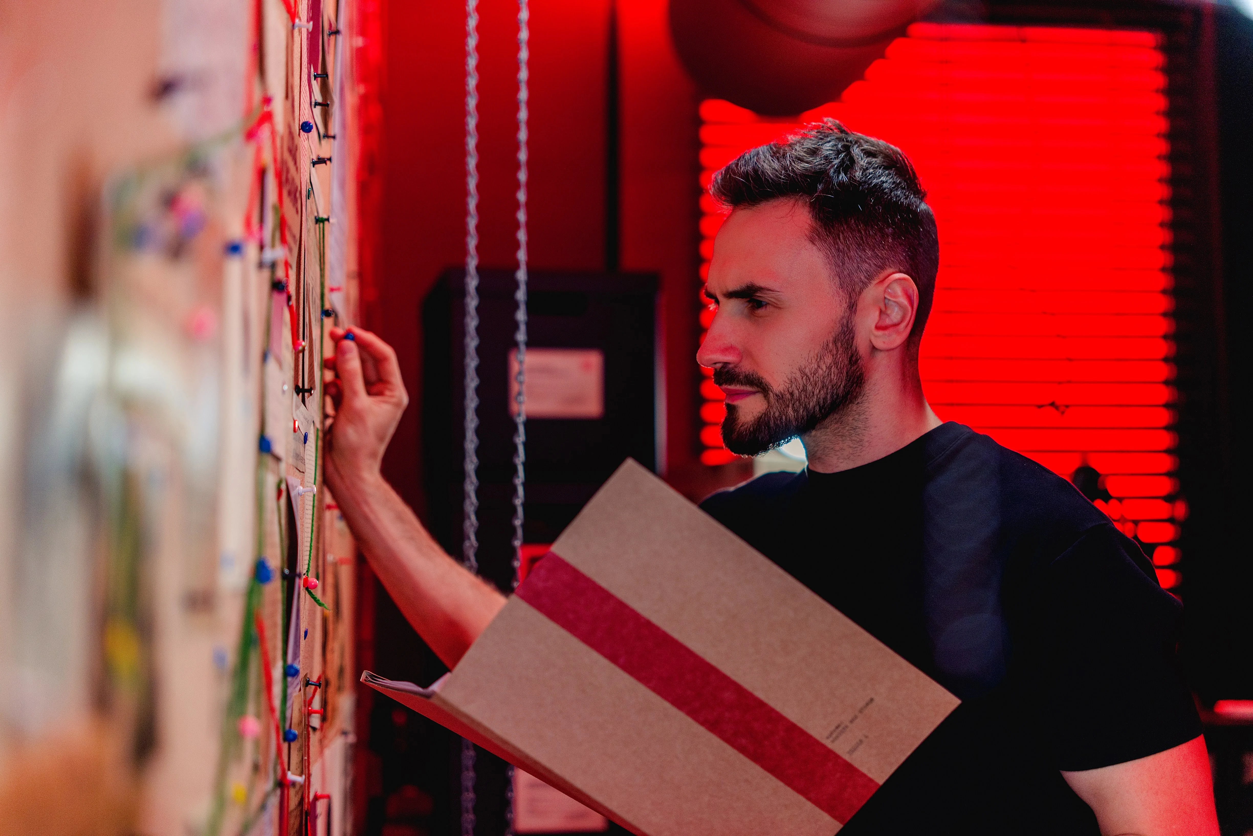 Marcin Myszka podczas pracy nad materiałami w studiu Kryminatorium