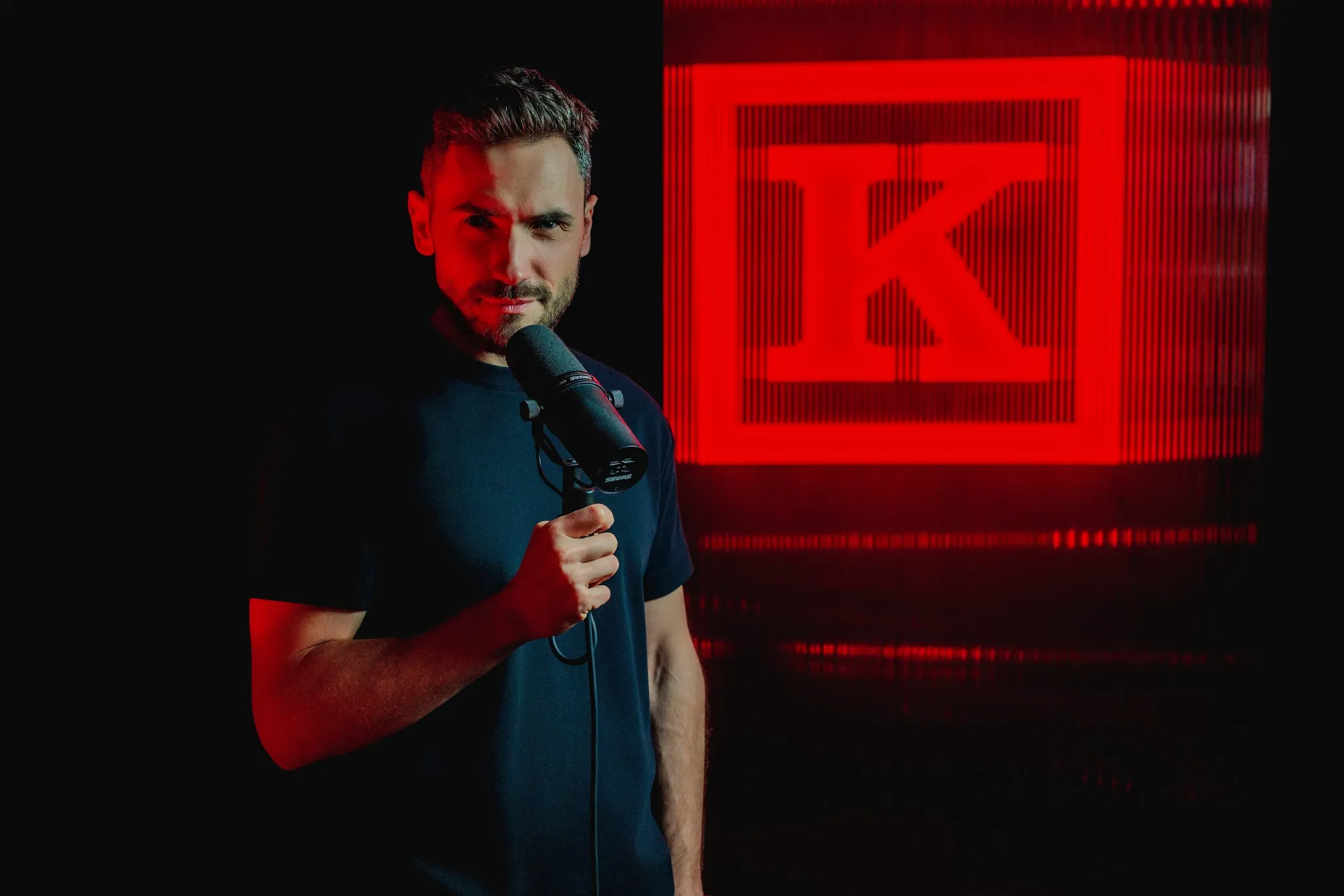 Marcin Myszka z mikrofonem w identyfikacji Kryminatorium